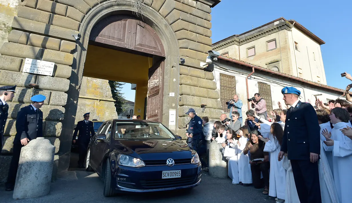 Paus Fransiskus menaiki mobil meninggalkan penjara Paliano usai membasuh kaki narapidana selama perayaan Kamis Putih, Italia (13/4). (HO/OSSERVATORE ROMANO/AFP)