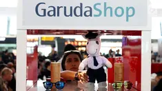 Sejumlah barang dipamerkan dalam GarudaShop di Bandara T3 Soekarno-Hatta, Tangerang, Banten, Selasa (13/2). Garuda Indonesia bekerja sama dengan JD.ID dalam pengembangan bisnis melalui channel GarudaShop. (Liputan6.com/Angga Yuniar)