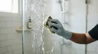Cara Membersihkan Kaca Kamar Mandi yang Buram dan Berkerak Air Membandel Pakai 2 Bahan Dapur