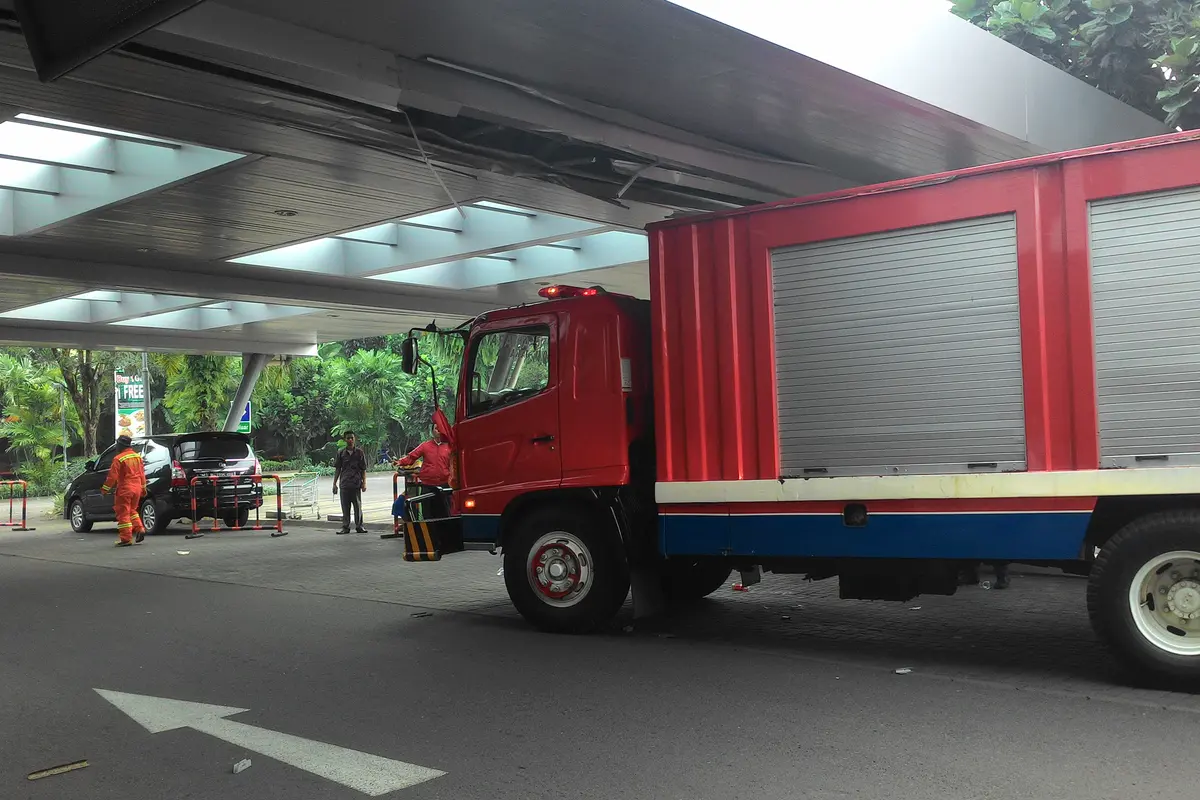 Terlalu Pendek, Atap Lobi Margo City Ditabrak Mobil Damkar