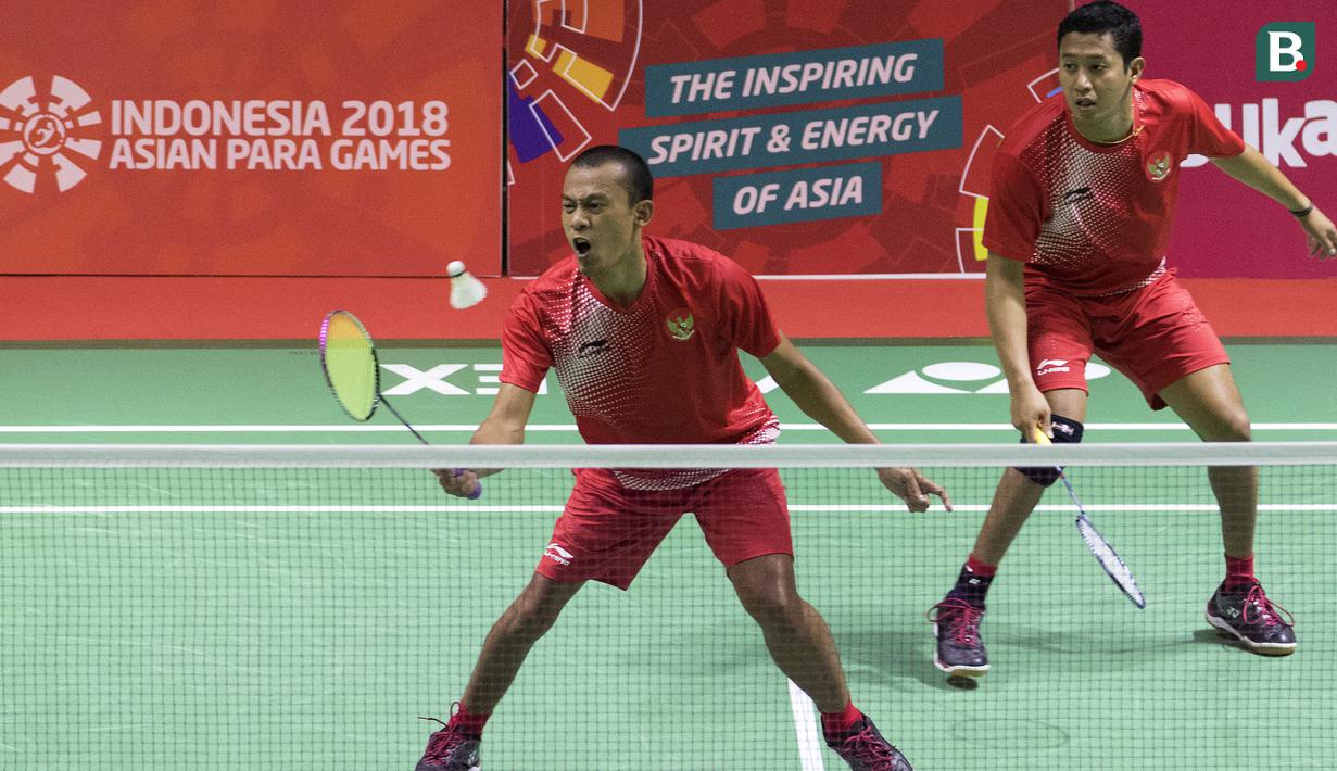 Fredy Setiawan/Dwiyoko pebulutangkis Indonesia meraih medali emas di nomor ganda putra SL3-SL4 setelah mengalahkan pasangan Korea pada Asian Para Games 2018 di Istora Senayan, Sabtu (13/10/2018).  (Bola.com/Peksi Cahyo)