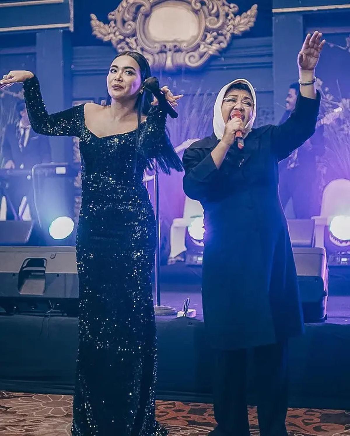 7 Potret Kenangan Emilia Contessa dan Denada, Saling Dukung di Dunia Musik