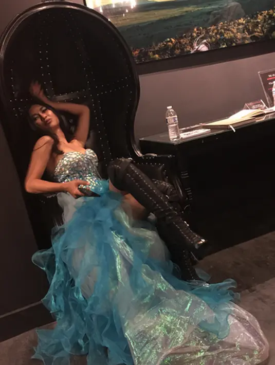 Uli mengunggah foto-foto pada Sabtu (23/9/2017) lalu. Dia mengunggah foto saat berada di TCL Chinese Theatres, California, AS. Dalam kesempatan itu, dia tampak mengenakan busana yang sangat seksi. (Instagram/uliauliani10)