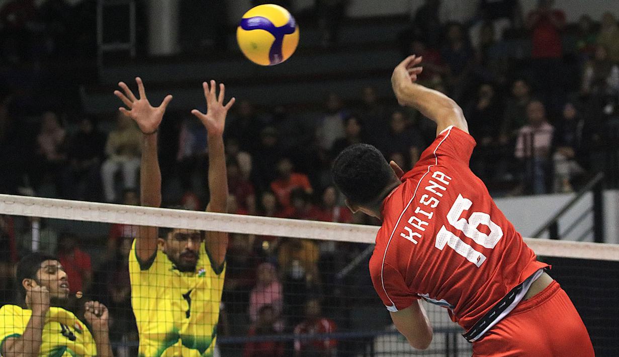 <p>Pemain Timnas voli putra Indonesia U-20, Krisna melepaskan spike saat menghadapi India pada laga perempatfinal Kejuaraan Bola Voli Asia Putra AVC U-20 2024 di Jawa Pos Arena Surabaya, Sabtu (27/7/2024) malam. Timnas voli putra Indonesia U-20 menang 3-1 (25-20, 25-23, 16-25 dan 25-18). (Dok. PBVSI)</p>