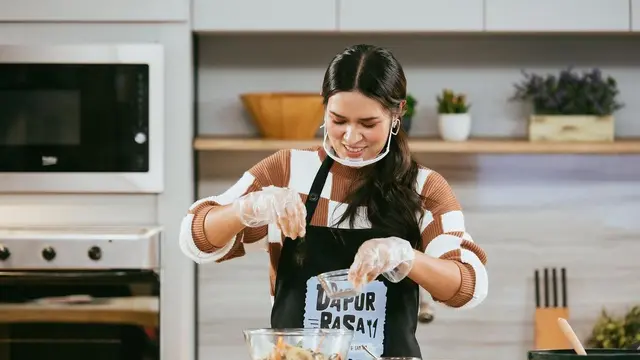 Usai Duet Bareng, Ini 6 Potret Raisa Jadi Chef Bareng Sam Kim di Dapur