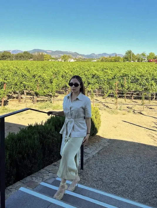 Tampil elegan dengan kemeja safari bergaya sederhana, kamu bisa maksimalkan gaya Nikita Willy. Ganti heels dengan flat shoes untuk kesan yang lebih bisa diaplikasikan oleh siapapun. [Foto: Instagram/ Nikita Willy]