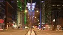 Rene-Levesque Boulevard terlihat sepi setelah pemberlakuakn jam malam di Montreal, Kanada pada 9 Januari 2021. Perdana Menteri Quebec, Francois Legault memerintahkan jam malam untuk membendung lonjakan infeksi dan pasien rawat inap terkait dengan virus corona COVID-19. (Eric THOMAS / AFP)