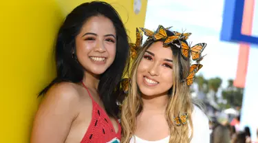 Dua pengunjung wanita berpose saat menghadiri Coachella Music & Arts Festival 2019 di Indio, California (14/4). Festival ini selalu ditunggu oleh pencinta musik dunia dan selebriti Hollywood. (AFP Photo/Valerie Macon)