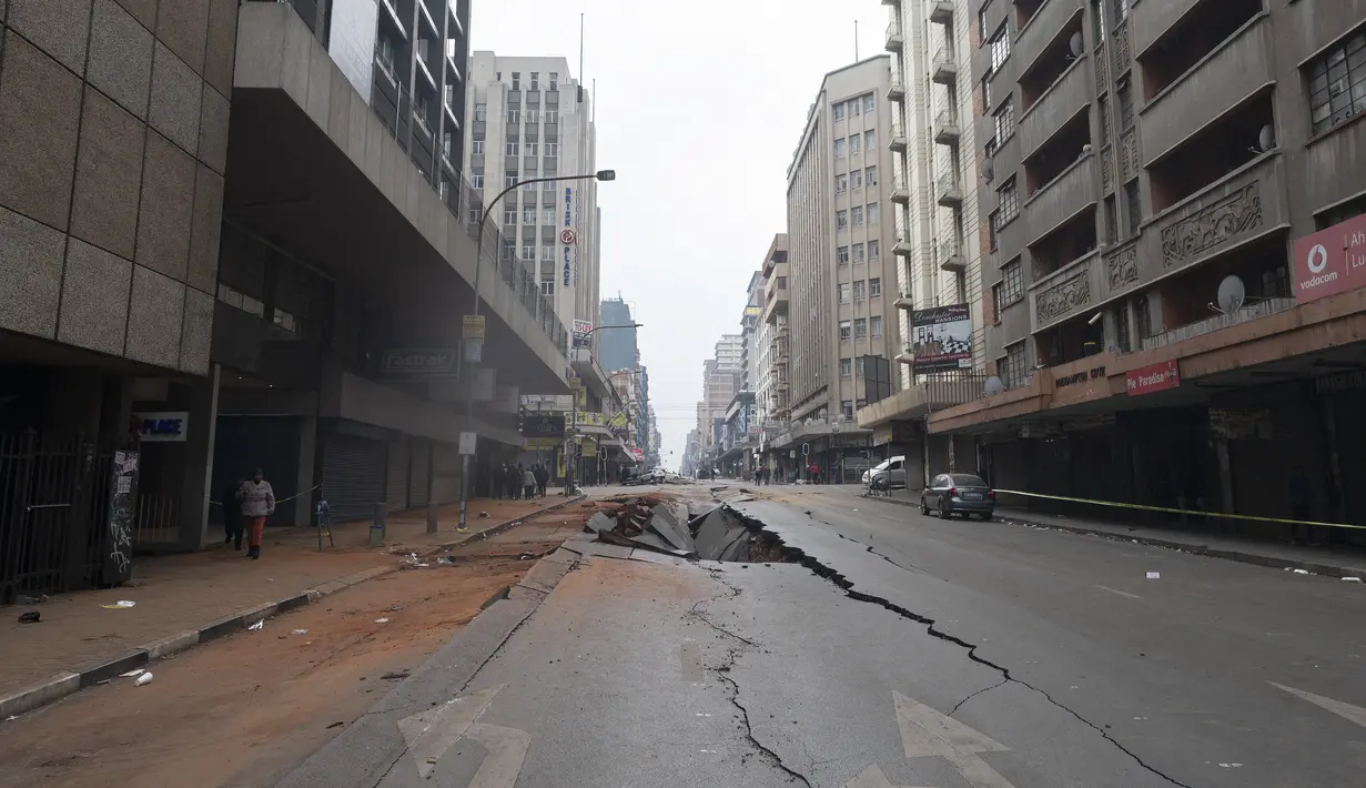 Penyebab ledakan, yang terjadi pada jam sibuk malam hari Rabu di pusat kota Johannesburg, masih belum jelas. (Luca Sola / AFP)