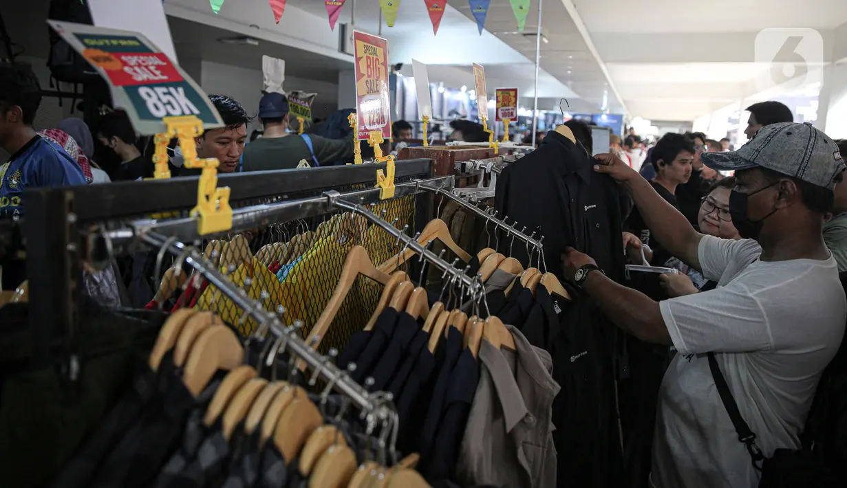 Di sini, pengunjung bisa berbelanja berbagai perlengkapan yang menunjang kegiatan outdoor dari brand-brand lokal hingga internasional. Mulai dari kegiatan mendaki, kemping hingga road trip bisa kamu buru di Indofest. (Liputan6.com/Faizal Fanani)