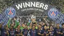 Para pemian PSG merayakan juara UEFA Super Cup 2025 setelah mengalahkan Tottenham Hotspur dalam laga final yang berlangsung di Bluenergy Stadium, Udinese, Italia, Rabu (13/08/2025) waktu setempat. (AP Photo/Antonio Calanni)