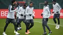 Para pemain Liverpool saat melakukan latihan jelang laga Liga Champions di Liverpool, Selasa (16/4). Liverpool akan berhadapan dengan FC Porto. (AFP/Paul Ellis)