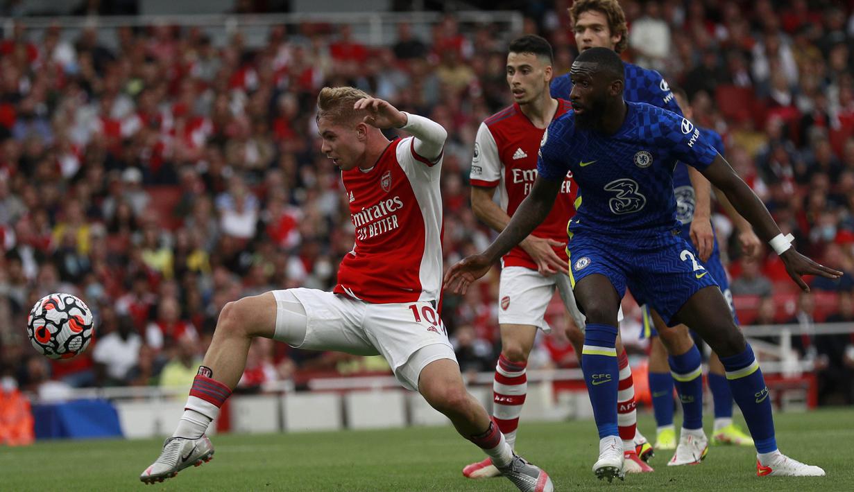 Laga baru memasuki menit ke-2, Arsenal memiliki peluang melalui Emile Smith Rowe. Sepakannya dari luar kotak penalti usai memanfaatkan bola liar masih mengarah tepat ke pelukan kiper Chelsea, Edouard Mendy. (Foto: AP/Ian Walton)