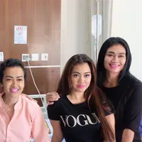 Julia Perez berpose dengan Basuki T Purnama (Ahok) di Rumah Sakit Cipto Mangunkusumo, Jakarta. Julia Perez meninggal dunia setelah berjuang melawan kanker serviks yang dideritanya. (Instagram/ juliaperrezz)