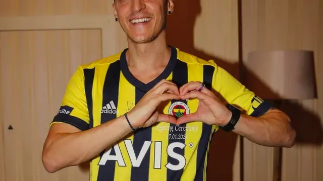7 potret Mesut Ozil yang dikabarkan akan gabung RANS Cilegon FC