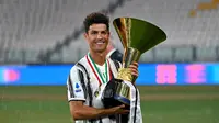 Striker Juventus, Cristiano Ronaldo, melakukan selebrasi usai menjuarai Serie A musim 2019-20 di Stadion Allianz, Sabtu (1/8/2020). Perayaan tersebut sedikit ternodai setelah Juventus harus takluk dari AS Roma dengan skor 1-3. (Photo by Isabella BONOTTO / AFP)