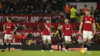 Jonny Evans (kiri) bersama rekan-rekanya di Manchester United saat kalah 0-3 dari Manchester City dalam lanjutan Liga Inggris 2023/2024, Minggu (29/10/2023) malam WIB. (AP Photo/Dave Thompson)