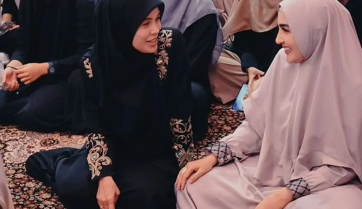 Hadir juga dalam acara tersebut istri dari Ganjar Pranowo, Siti Atikoh. Momen Ashanty ngobrol santai dengan istri calon presiden. "Kemarin diundang acara pengajian mbak @aurelie.Hermansyah . Senang sekali mendengarkan materi yang disampaikan oleh dr. Aisah Dahlan," tulis atikoh.s. [Instagram/atikoh.s]