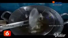Kulit pisang biasanya dibuang begitu saja, atau dijadikan pakan ternak. Namun Toyyibatur Rohmah (31) dibantu dua karyawannya warga Desa Kalibendo, Kecamatan Pasirian, Lumajang, setiap harinya membuat kerupuk kulit pisang.