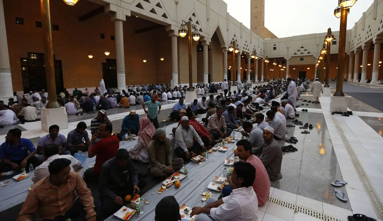 Di Riyadh, kaum muslim berkumpul di masjid Pangeran Turki bin Abdullah untuk melaksanakan ibadah berbuka puasa bersama di hari pertama Ramadan, (29/6/2014). (REUTERS/Faisal Al Nasser)