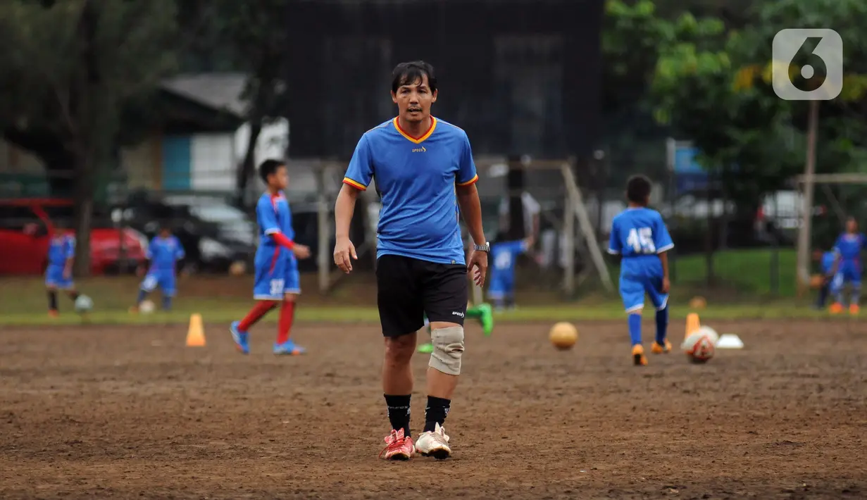 Mantan pesepakbola Nasional, Ricky Yakobi membawa bola saat melatih di salah satu lapangan di Jakarta.   Ricky Yakobi pernah membawa Timnas Indonesia meraih medali emas SEA Games 1987 itu tak tertolong. (Liputan6.com/Helmi Fithriansyah)