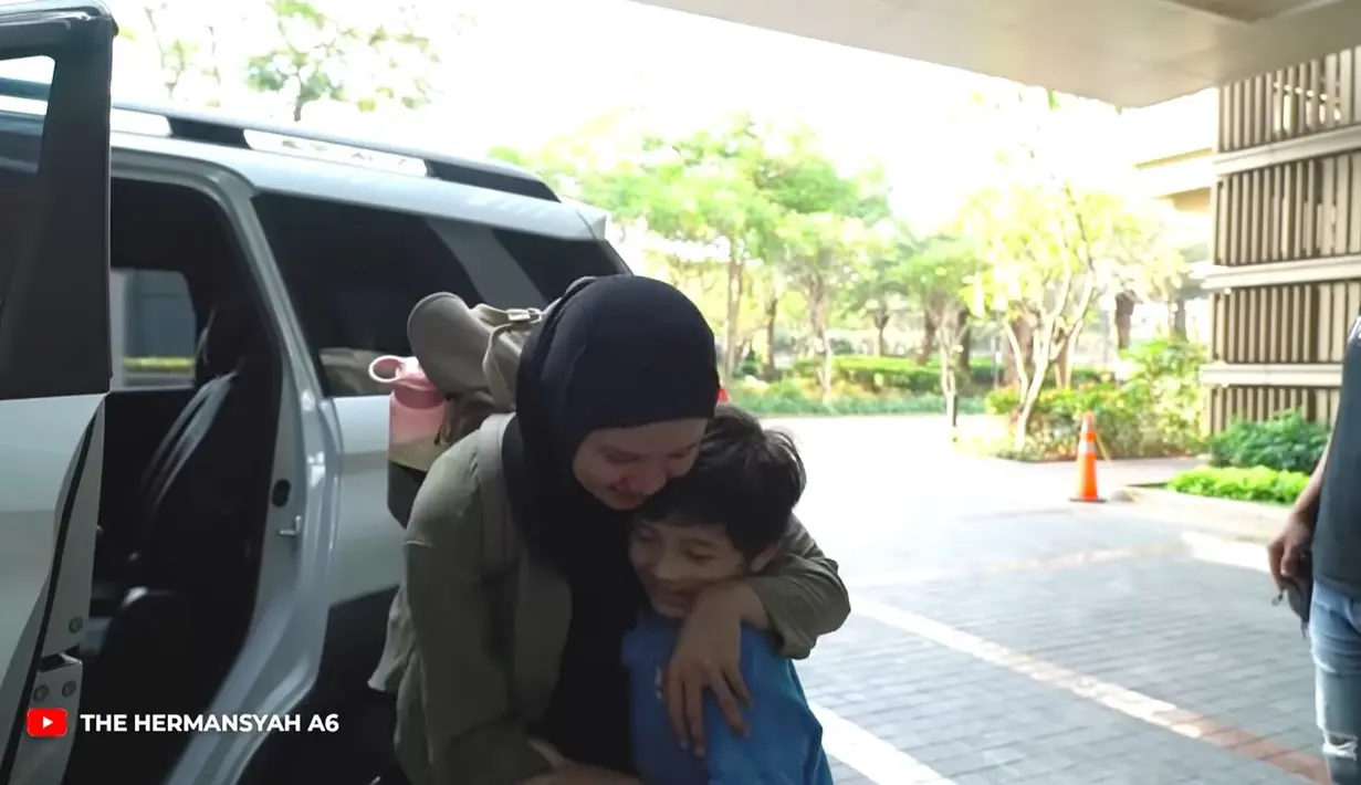 Pelukan Upit pada Arsya sebelum naik mobil untuk berpisah. Upit juga janji akan hadir saat sunatan Arsya. Upit dan Arsya tampak begitu dekat. [Youtube/The Hermansyah A6]