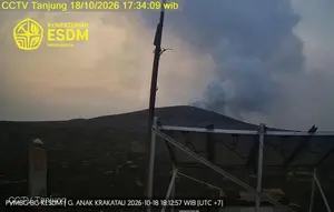 Anak Krakatau Meletus 8 Kali, Kolom Abu Capai 500 Meter