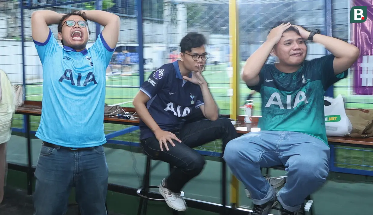<p>Ekspresi kecewa suporter Tottenham Hotspur saat menyaksikan tim kesayangannya beraksi pada Roaring Night pertandingan Liga Inggris 2023/2024 antara Everton kontra Tottenham Hotspur yang diselenggarakan di Pitch 98 Kemang, Jakarta Selatan, Sabtu (3/2/2024) malam. (Bola.com/M Iqbal Ichsan)</p>