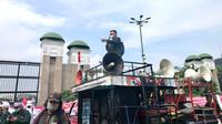 IDI beserta anggota organisasi lain demo atau unjuk rasa di depan Gedung DPR pada Senin (28 November 2022) soal RUU Omnibus Law Kesehatan. (Foto: Ade Nasihudin)