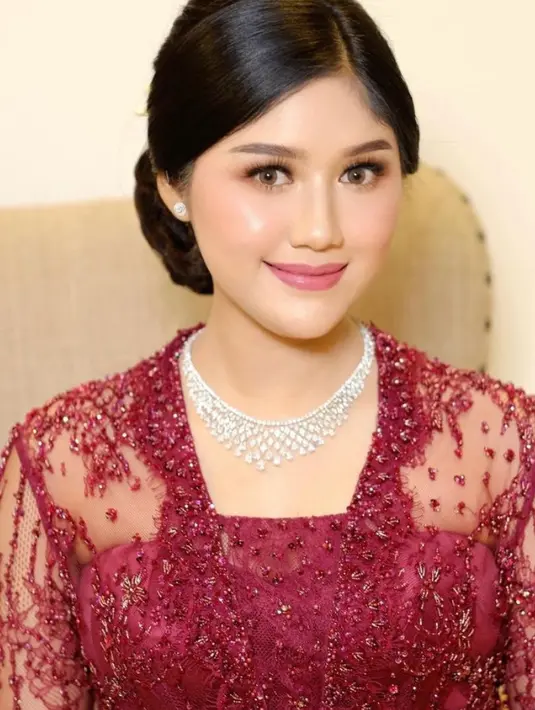 Wajah Erina pun dipoles flawless bernuansa pink, dengan blush on dan lipstik mattenya. Dengan riasan mata soft serta mengenakan bulu mata lenting bervolume. [@erinagudono]