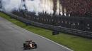 Pembalap McLaren, Lando Norris melewati garis finis saat Formula 1 GP Belanda yang berlangsung di Sirkuit Zandvoort, Belanda, Minggu (26/08/2024) malam WIB. (AP Photo/Peter Dejong)