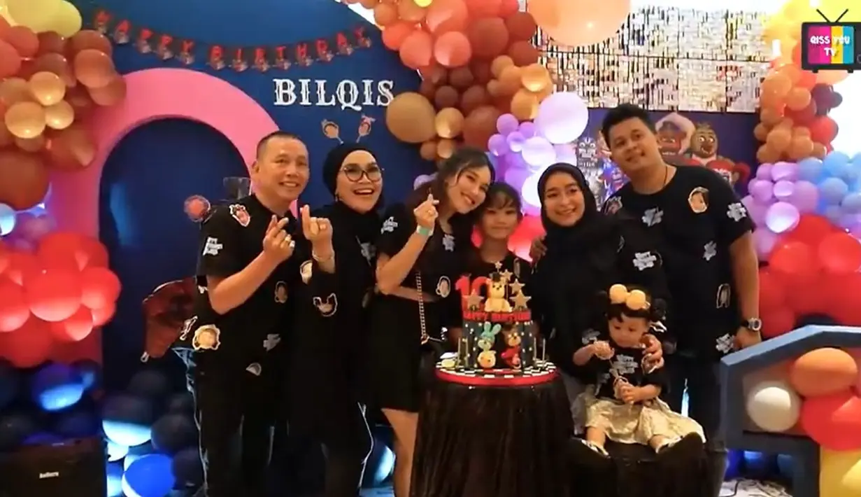 Acara digelar di salah satu mall di kawasan Jakarta. Anak pertama Ayu Ting Ting itu genap 10 tahun pada 28 Desember 2023 lalu. Sebuah pesta dibuat sebagai perayaan bersama keluarga dan juga teman-teman Bilqis saat TK dan SD. [Youtube/Qiss You TV]