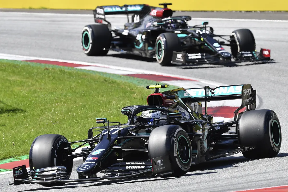Pembalap Mercedes, Valtteri Bottas memimpin lomba Formula 1 GP Austria di Spielberg, diikuti rekan setim Lewis Hamilton
