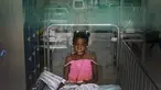 Seorang gadis beristirahat sambil mendengarkan musik di Rumah Sakit Anak Saint Damien Port-au-Prince, Haiti, Minggu (24/10/2021). Dilanda krisis, rumah sakit pediatri utama ibu kota hanya memiliki bahan bakar yang tersisa 3 hari untuk menjalankan ventilator dan peralatan medis. (AP/Matias Delacroix)