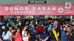 Antrean warga saat mengikuti kegiatan Donor Darah Ramadan di Jakarta Internasional Stadium, Jakarta, Selasa (26/3/2024). (Liputan6.com/Herman Zakharia)