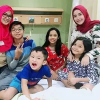 Adelia Pasha rukun dan damai bersama  Okie Agustina yang sedang dirawat di rumah sakit (Instagram/@adeliapasha)