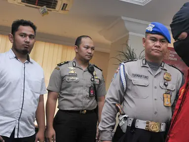 Pelaku pedofil, DA alias AI (41), dihadirkan saat rilis kasus di Mapolda Metro Jaya, Jakarta, Rabu (24/5). Pelaku menggunakan media Skype untuk bergabung dengan komunitas pedofil jaringan internasional dari berbagai Negara. (Liputan6.com/Yoppy Renato)