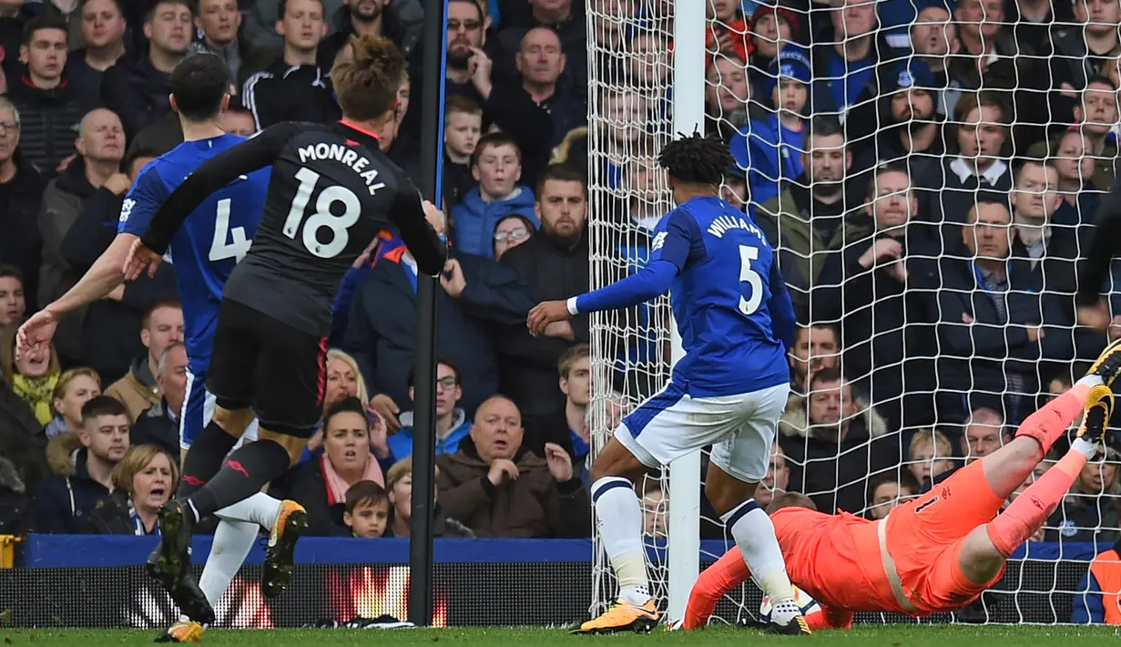 Bek Arsenal, Nacho Monreal (kedua kiri) berhasil membobol gawang Everton pada matchday kesembilan Liga Primer Inggris di Goodison Park, Minggu (22/10). The Gunners menang dengan skor akhir 5-2. (Oli SCARFF / AFP)