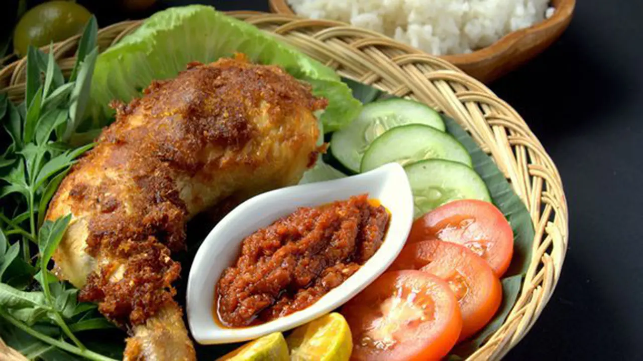 Ilustrasi ayam penyet./Copyright shutterstock.com