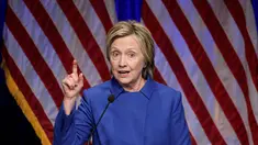 Hillary Clinton tampil berpidato di hadapan publik untuk pertama kali usai kalah dari Donald Trump dalam pilpres AS, Washington, Rabu (16/11). Hillary mengaku tidak mudah baginya untuk muncul kembali di hadapan publik (REUTERS/Joshua Roberts)