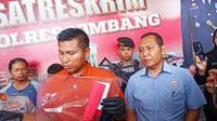 Kapolres Jombang AKBP Ardi Kurniawan mengungkapkan, pihaknya meringkus Eko Aprianto (38) pelaku mutilasi korban Agus Sholeh (37) warga Desa Dukuharum, Kecamatan Megaluh, Kabupaten Jombang, Jawa Timur. (Liputan6.com/ Dian Kurniawan)