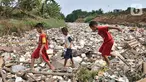 Anak-anak bermain di atas tumpukan sampah yang memenuhi Kali Jambe, Desa Satria Jaya, Tambun Utara, Bekasi, Jawa Barat, Kamis (31/10/2019). Sudah empat hari ini sampah sepanjang 200 meter memenuhi aliran Kali Jambe di Desa Satria Jaya. (merdeka.com/Iqbal Nugroho)