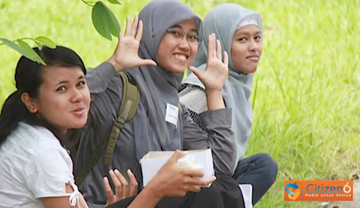 Citizen6, Yogyakarta: Para Mahasiswa UGM Yogyakarta, sedang berdiskusi tentang workshop Citizen6, sambil makan siang. (Pengirim: Ady Permadi)