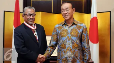  Ketua Prodi Jepang UI, I Ketut Surajaya (kiri) bersalaman dengan Dubes Yasuaki Tanizaki usai penyerahan bintang jasa di Kedubes Jepang, Jakarta, Senin (1/8). I Ketut Surajaya memperkuat penelitian Indonesia-Jepang. (Liputan6.com/Helmi Fithriansyah)