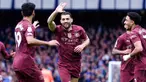 Para pemain Manchester City merayakan gol yang dicetak oleh Mateo Kovacic (tengah) dalam laga lanjutan Liga Inggris 2024/2025 melawan Everton di Goodison Park, Liverpool, Inggris, Sabtu (19/04/2025) waktu setempat. (AP Photo/Peter Byrne)