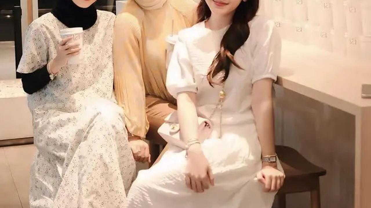 5 Gaya Pemotretan Irish Bella dengan Dua Anak Sambung, Terbaru dengan Dress Putih Mewah