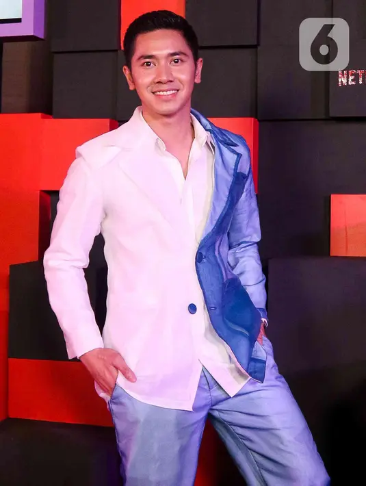 Emir Mahira berpose saat gelaran Red Carpet Premiere film Dear David di Epicentrum XXI, Jakarta, Rabu (8/2/2023). Film ini mengangkat kisah kehidupan remaja dibalut pencarian jati diri hingga pesan untuk mencintai diri sendiri. (Liputan6.com/Herman Zakharia)