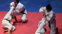 Tim kempo putri DKI Jakarta, tampil untuk kelas embu beregu putri pada PON XIX Jawa Barat di GOR Sasana Budaya Ganesha, Bandung, Selasa (27/9/2016). (Bola.com/Vitalis Yogi Trisna)