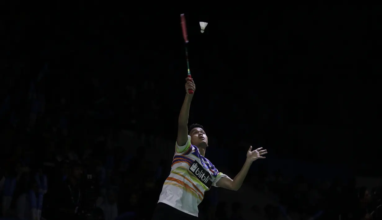 Tunggal putra Indonesia, Anthony Ginting, mengembalikan kok saat melawan Lu Guang Zu pada Blibli Indonesia Open 2019 di Istora Senayan, Jakarta, Selasa (16/7). Ginting menang 20-22, 23-21 dan 21-18. (Bola.com/Vitalis Yogi Trisna)
