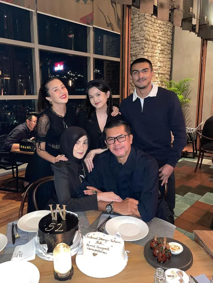 Beby Tsabina bersama keluarga (Foto: Instagram/@bebytsabina)